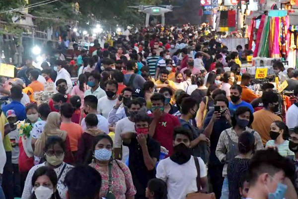 त्योहारी भीड़ ने बढ़ाई चिंता, 55 दिन में 11 फीसदी बढ़े डेल्टा प्लस वेरिएंट के मरीज़ त्योहारी भीड़ ने बढ़ाई चिंता, 55 दिन में 11 फीसदी बढ़े डेल्टा प्लस वेरिएंट के मरीज़