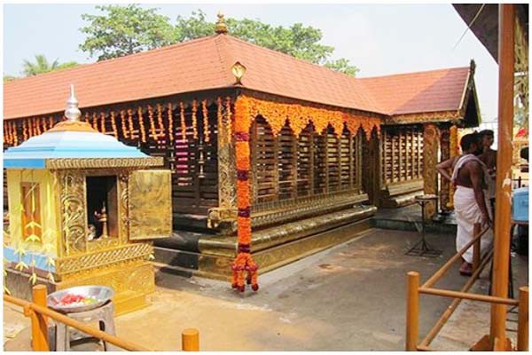 इस मंदिर में प्रवेश के लिए पुरुषों को धरना पड़ता है स्त्री का वेश इस मंदिर में प्रवेश के लिए पुरुषों को धरना पड़ता है स्त्री का वेश