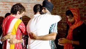 राहुल और प्रियंका ने लखीमपुर खीरी पहुंचकर हिंसा में मारे गए किसानों के परिजनों से मुलाकात की राहुल और प्रियंका ने लखीमपुर खीरी पहुंचकर हिंसा में मारे गए किसानों के परिजनों से मुलाकात की