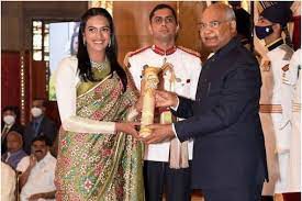 राष्ट्रपति ने सिंधु को पद्म भूषण, रानी रामपाल को पद्मश्री अवॉर्ड प्रदान किया राष्ट्रपति ने सिंधु को पद्म भूषण, रानी रामपाल को पद्मश्री अवॉर्ड प्रदान किया