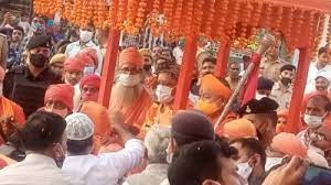 सीएम योगी की अगुवाई में निकली गोरक्षपीठ की पारंपरिक शोभायात्रा, दिखाई दिया समरता का रंग सीएम योगी की अगुवाई में निकली गोरक्षपीठ की पारंपरिक शोभायात्रा, दिखाई दिया समरता का रंग