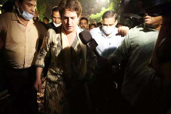 लखीमपुर खीरी हिंसा- प्रियंका गांधी बोली, जाओ पहले वॉरंट लेकर आओ, पुलिस ने लिया हिरासत में -राहुल गांधी बोले- मैं जानता हूं तुम पीछे नहीं हटोगी लखीमपुर खीरी हिंसा- प्रियंका गांधी बोली, जाओ पहले वॉरंट लेकर आओ, पुलिस ने लिया हिरासत में -राहुल गांधी बोले- मैं जानता हूं तुम पीछे नहीं हटोगी