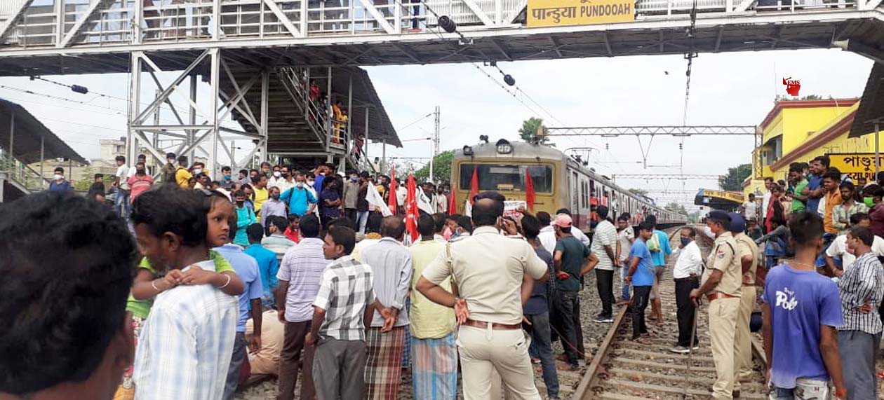 किसानों का भारत बंद: राजधानी दिल्ली से सटी सीमाओं पर जबरदस्त जाम, यातायात बाधित -पंजाब, बिहार केरल, आंध्र समेत कई राज्यों में बंद का असर दिखा, रेल ट्रैक पर बैठे किसान, कई ट्रेनें कैंसिल किसानों का भारत बंद: राजधानी दिल्ली से सटी सीमाओं पर जबरदस्त जाम, यातायात बाधित -पंजाब, बिहार केरल, आंध्र समेत कई राज्यों में बंद का असर दिखा, रेल ट्रैक पर बैठे किसान, कई ट्रेनें कैंसिल