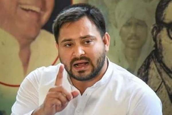 महिलाओं को रुपये बांटकर नए विवाद में फंसे तेजस्वी यादव महिलाओं को रुपये बांटकर नए विवाद में फंसे तेजस्वी यादव