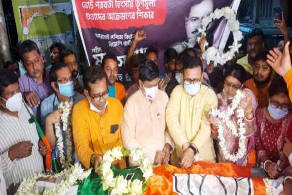 पार्टी नेता का शव लेकर ममता बनर्जी के घर के बाहर प्रदर्शन पार्टी नेता का शव लेकर ममता बनर्जी के घर के बाहर प्रदर्शन