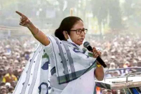 भवानीपुर में रैली के दौरान ममता बनर्जी का पीएम नरेंद्र मोदी और अमित शाह पर निशाना भवानीपुर में रैली के दौरान ममता बनर्जी का पीएम नरेंद्र मोदी और अमित शाह पर निशाना