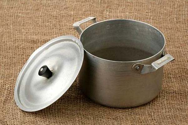 एल्युमीनियम के बर्तनों में एसिड युक्त चीजों को बनाने से बचे -सेहत को पहुंचा सकता है नुकसान एल्युमीनियम के बर्तनों में एसिड युक्त चीजों को बनाने से बचे -सेहत को पहुंचा सकता है नुकसान