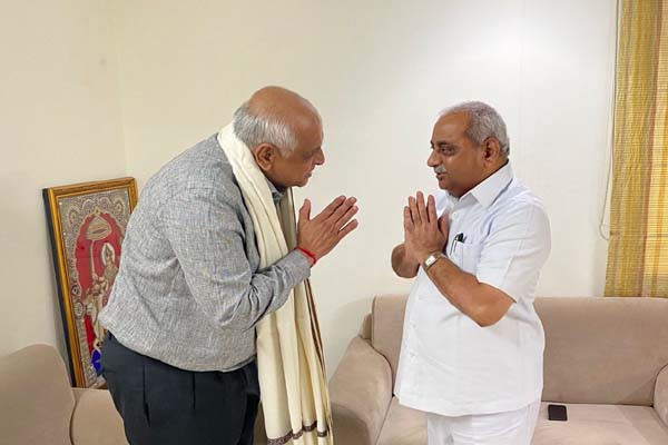 भूपेन्द्र पटेल से मुलाकात के बाद नितिन पटेल ने किसी प्रकार की नाराजगी से किया इंकार भूपेन्द्र पटेल से मुलाकात के बाद नितिन पटेल ने किसी प्रकार की नाराजगी से किया इंकार