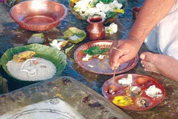 पितरों के आशीर्वाद के लिए करते हैं श्राद्ध पितरों के आशीर्वाद के लिए करते हैं श्राद्ध