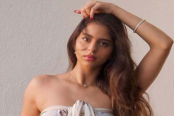 सुहाना का गर्ल्स गैंग के साथ रेड ड्रेस में न्यूयॉर्क की सड़कों पर दिखा बोल्ड अवतार सुहाना का गर्ल्स गैंग के साथ रेड ड्रेस में न्यूयॉर्क की सड़कों पर दिखा बोल्ड अवतार