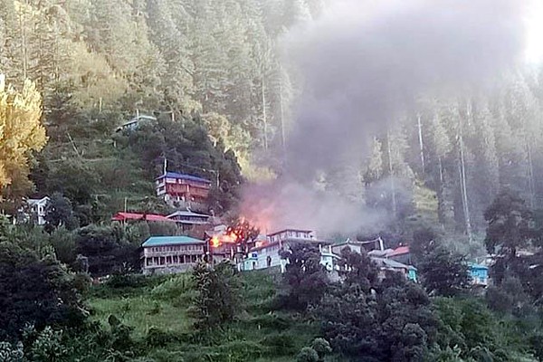 किन्नौर में भीषण अग्निकांड, आठ घर खाक, 16 परिवार बेघर - किन्नौर के अति दुर्गम क्षेत्र रामनी पंचायत का माश्मि किन्नौर में भीषण अग्निकांड, आठ घर खाक, 16 परिवार बेघर - किन्नौर के अति दुर्गम क्षेत्र रामनी पंचायत का माश्मि