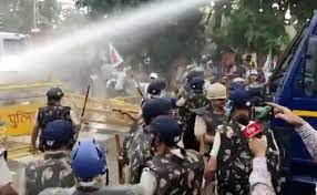 करनाल में किसानों ने पुलिस की ओर से लगाए गए बैरिकेड्स तोड़े करनाल में किसानों ने पुलिस की ओर से लगाए गए बैरिकेड्स तोड़े
