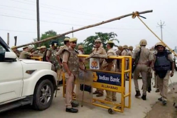 लखीमपुर में भारी तनाव, जिले की सभी सीमाएं सील धारा-144 लागू लखीमपुर में भारी तनाव, जिले की सभी सीमाएं सील धारा-144 लागू