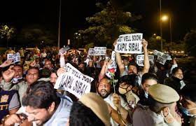 कपिल सिब्बल के घर के बाहर उपद्रव करने वाले कांग्रेसियों के विरुद्ध सख्त कार्रवाई हो : आनंद शर्मा कपिल सिब्बल के घर के बाहर उपद्रव करने वाले कांग्रेसियों के विरुद्ध सख्त कार्रवाई हो : आनंद शर्मा