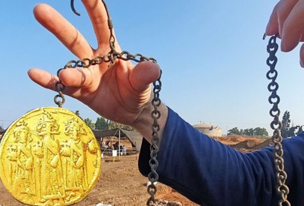 इजरायल में प्राचीन वाइनप्रेस, कांस्य की चेन और सोना मिला -इतिहास के रहस्य से पर्दा उठा सकता है यह सोने का सिक्का इजरायल में प्राचीन वाइनप्रेस, कांस्य की चेन और सोना मिला -इतिहास के रहस्य से पर्दा उठा सकता है यह सोने का सिक्का