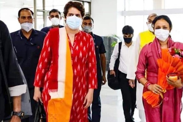 यूपी मिशन 2022 - तीन दिवसीय दौरे पर लखनऊ पहुंची प्रियंका गांधी यूपी मिशन 2022 - तीन दिवसीय दौरे पर लखनऊ पहुंची प्रियंका गांधी