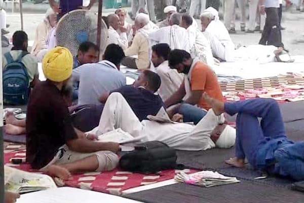 अपनी मांगों पर डटे हैं किसान मोबाइल इंटरनेट-एसमएस सेवा रात 12 बजे तक बंद अपनी मांगों पर डटे हैं किसान मोबाइल इंटरनेट-एसमएस सेवा रात 12 बजे तक बंद