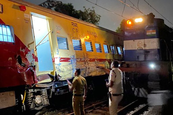 मुंबई में एक ही ट्रैक पर आ गई दो यात्री ट्रेनें, बेपटरी हुई 3 बोगियां, कोई हताहत नहीं 