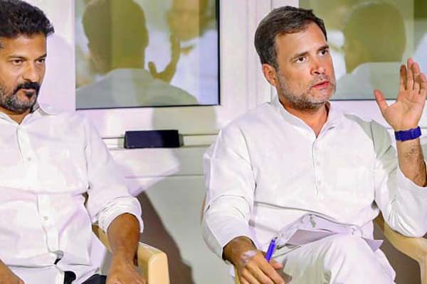 तेलंगाना में नेताओं का झगड़ा सुलझाने उतरे राहुल गांधी तेलंगाना में नेताओं का झगड़ा सुलझाने उतरे राहुल गांधी