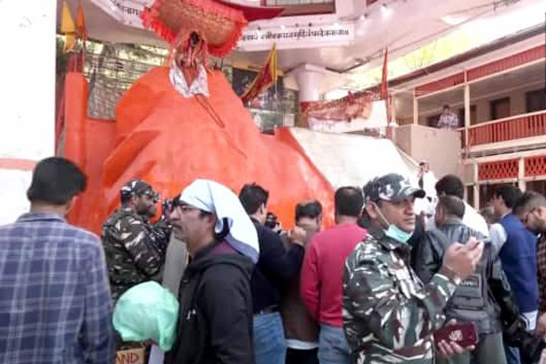 32 साल बाद सजा श्रीनगर का यह खास मंदिर पूजा के लिए जुटे बड़ी संख्या में कश्मीरी पंडित 32 साल बाद सजा श्रीनगर का यह खास मंदिर पूजा के लिए जुटे बड़ी संख्या में कश्मीरी पंडित