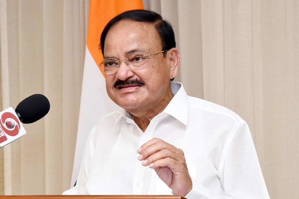 अगर निर्वाचित प्रतिनिधि पार्टी छोड़ना चाहता है, तो पहले पद से इस्तीफा दे और फिर चुनाव लड़े: उपराष्ट्रपति वेंकैया नायडू अगर निर्वाचित प्रतिनिधि पार्टी छोड़ना चाहता है, तो पहले पद से इस्तीफा दे और फिर चुनाव लड़े: उपराष्ट्रपति वेंकैया नायडू