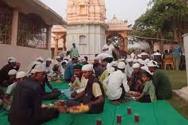 मंदिर ने पेश की मिसाल, पहली बार रोजेदारों को इफ्तार के लिए परिसर में किया आमंत्रित