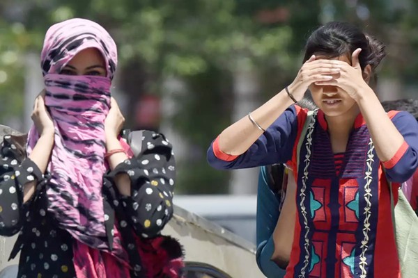 हीट वेव ने 23 राज्यों को किया बेहाल, कई स्थानों पर पारा 46 डिग्री तक पहुंचा -स्वास्थ्य विशेषज्ञों ने जताई चिंता, सरकार से कुछ खास बंदोबस्त की अपील हीट वेव ने 23 राज्यों को किया बेहाल, कई स्थानों पर पारा 46 डिग्री तक पहुंचा -स्वास्थ्य विशेषज्ञों ने जताई चिंता, सरकार से कुछ खास बंदोबस्त की अपील