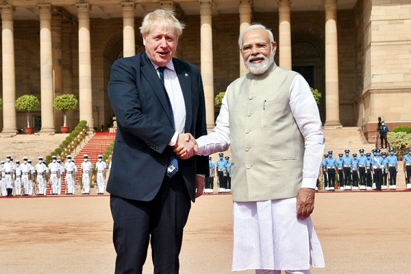 राष्ट्रपति भवन में पीएम मोदी ने किया ब्रिटिश पीएम जानसन का किया भव्य स्वागत, ब्रिटिश पीएम ने जताया आभार राष्ट्रपति भवन में पीएम मोदी ने किया ब्रिटिश पीएम जानसन का किया भव्य स्वागत, ब्रिटिश पीएम ने जताया आभार