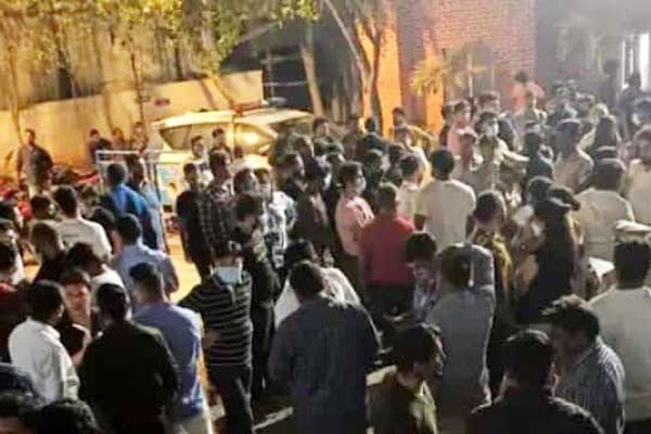 रेव पार्टी का भंडाफोड़ हिरासत में लिए गए 142 लोग इस ऐक्टर की बेटी भी पकड़ी गई रेव पार्टी का भंडाफोड़ हिरासत में लिए गए 142 लोग इस ऐक्टर की बेटी भी पकड़ी गई
