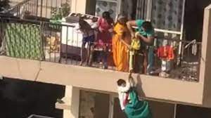 साड़ी से बांध मां ने बेटे को 10वें फ्लोर से लटकाया -यदि थोड़ी भी चूक होती तो बच्चे की जान जान पर बन आती साड़ी से बांध मां ने बेटे को 10वें फ्लोर से लटकाया -यदि थोड़ी भी चूक होती तो बच्चे की जान जान पर बन आती