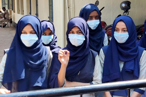 हिजाब के पक्ष में याचिका दायर करने वाली छात्राओं ने कोर्ट से यूनिफॉर्म के रंग का हिजाब पहनने की इजाजत मांगी हिजाब के पक्ष में याचिका दायर करने वाली छात्राओं ने कोर्ट से यूनिफॉर्म के रंग का हिजाब पहनने की इजाजत मांगी