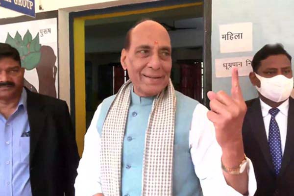रक्षा मंत्री राजनाथ ने लखनऊ में परिवार के साथ डाला वोट -पहली बार वोट डाल रहे वोटरों से लोकतंत्र को मजबूत करने का आग्रह रक्षा मंत्री राजनाथ ने लखनऊ में परिवार के साथ डाला वोट -पहली बार वोट डाल रहे वोटरों से लोकतंत्र को मजबूत करने का आग्रह