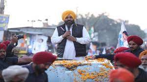 पंजाब में चुनाव प्रचार के दौरान भगवंत मान पर हमला -कोई नुकीली चीज लगने से मान ने अपना हाथ माथे, आंखों पर लगाया -उनके साथ चल रही भीड़ जो नारेबाजी कर रही थी, एकदम शांत हुई पंजाब में चुनाव प्रचार के दौरान भगवंत मान पर हमला -कोई नुकीली चीज लगने से मान ने अपना हाथ माथे, आंखों पर लगाया -उनके साथ चल रही भीड़ जो नारेबाजी कर रही थी, एकदम शांत हुई