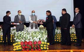 रक्षामंत्री ने रक्षा विभाग की 17.78 लाख एकड़ जमीन का सर्वेक्षण करने के लिये पुरस्कार प्रदान किये रक्षामंत्री ने रक्षा विभाग की 17.78 लाख एकड़ जमीन का सर्वेक्षण करने के लिये पुरस्कार प्रदान किये