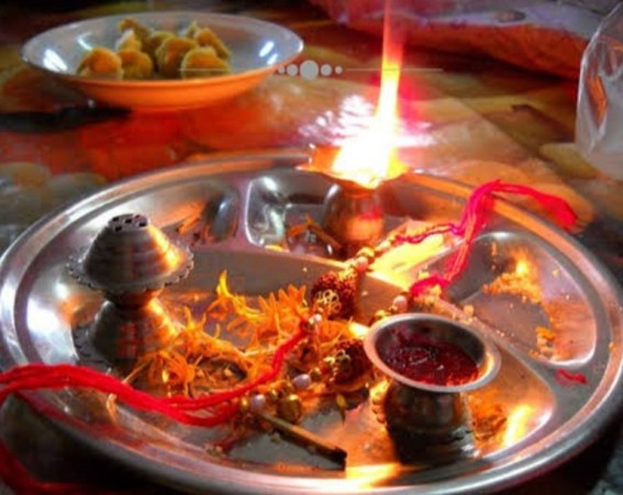 ईश्वर अराधना की एक विधि है आरती ईश्वर अराधना की एक विधि है आरती