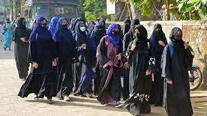 कर्नाटक में हिजाब विवाद के बीच आज से फिर से खुलेंगे स्कूल कर्नाटक में हिजाब विवाद के बीच आज से फिर से खुलेंगे स्कूल