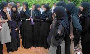  कर्नाटक में हिजाब विवाद गहराया, सड़कों पर उतरी छात्राएं, सरकार ने ड्रेस पर जारी किया सर्कुलर 