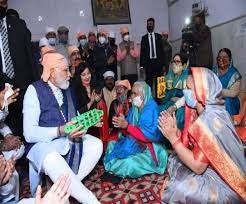 रविदास मंदिर में महिलाओं संग बैठ कीर्तन करने लगे पीएम मोदी रविदास मंदिर में महिलाओं संग बैठ कीर्तन करने लगे पीएम मोदी