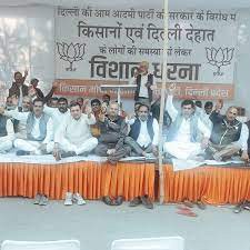 मुख्यमंत्री आवास के बाहर किसान अपनी मांगों को लेकर 14 दिन से कर रहे हैं प्रदर्शन मुख्यमंत्री आवास के बाहर किसान अपनी मांगों को लेकर 14 दिन से कर रहे हैं प्रदर्शन