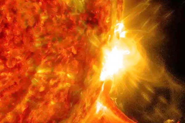 सोलर ऑर्बिटर प्रोब ने सूरज पर बड़े विस्फोट को किया कैद  -सूर्य पर हुए भयानक विस्फोट की 'ऐतिहासिक तस्वीर' खींची