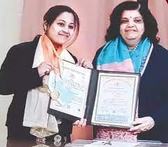 मजदूर पिता की कैंसर से मौत, दुख की घड़ी में मुस्लिम छात्रा ने संस्कृत में जीते 5 स्वर्ण पदक मजदूर पिता की कैंसर से मौत, दुख की घड़ी में मुस्लिम छात्रा ने संस्कृत में जीते 5 स्वर्ण पदक