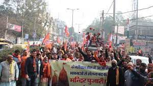 शालीमार बाग में मंदिर को तोड़े जाने के विरोध में सैकड़ों संत समाज का विरोध प्रदर्शन साधु संतों ने केजरीवाल सरकार से किया मंदिर के पुनर्निर्माण की मांग शालीमार बाग में मंदिर को तोड़े जाने के विरोध में सैकड़ों संत समाज का विरोध प्रदर्शन साधु संतों ने केजरीवाल सरकार से किया मंदिर के पुनर्निर्माण की मांग