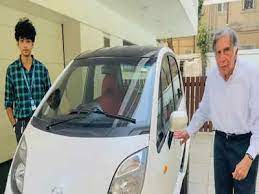 इलेक्ट्रिक अवतार में आई 'लखटकिया' कार नैना ईवी में बैठ घूमने निकले रतन टाटा इलेक्ट्रिक अवतार में आई 'लखटकिया' कार नैना ईवी में बैठ घूमने निकले रतन टाटा