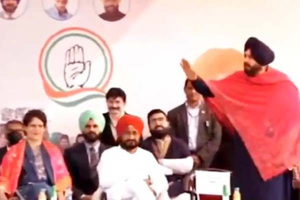 सिद्धू अभी भी हैं नाराज प्रियंका गांधी के सामने मंच पर हाथ जोड़ भाषण देने से किया इनकार सिद्धू अभी भी हैं नाराज प्रियंका गांधी के सामने मंच पर हाथ जोड़ भाषण देने से किया इनकार