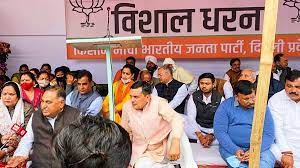 केजरीवाल के घर के बाहर किसानों ने शुरु किया अनिश्चितकालीन धरना केजरीवाल के घर के बाहर किसानों ने शुरु किया अनिश्चितकालीन धरना