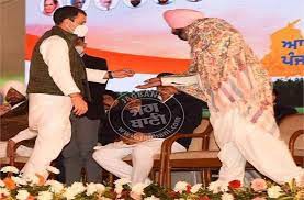 सीएम ऐलान से पहले स्टेज पर गुम हुई सिद्धू की अंगूठी -अंगूठी गुम होने से राहुल गांधी और सिद्धू अंगूठी ढूंढने में लगे सीएम ऐलान से पहले स्टेज पर गुम हुई सिद्धू की अंगूठी -अंगूठी गुम होने से राहुल गांधी और सिद्धू अंगूठी ढूंढने में लगे