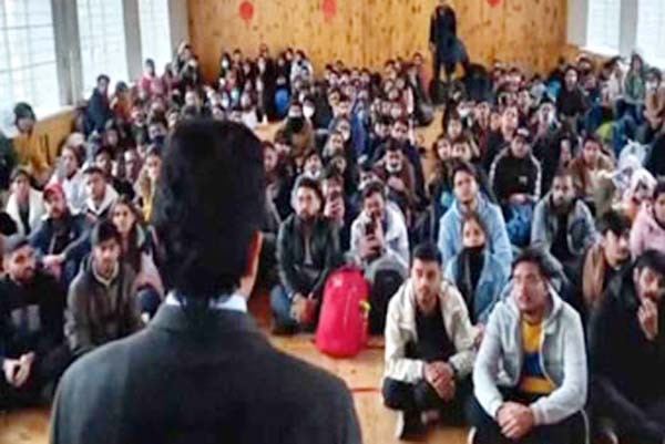 यूक्रेन-रूस जंग- 400 भारतीय छात्र तहखाने में छिपे, भारत से निकाले जाने की लगाई गुहार यूक्रेन-रूस जंग- 400 भारतीय छात्र तहखाने में छिपे, भारत से निकाले जाने की लगाई गुहार