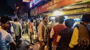 दिल्ली में शराब की एक बोतल खरीदने पर एक फ्री दिल्ली में शराब की एक बोतल खरीदने पर एक फ्री