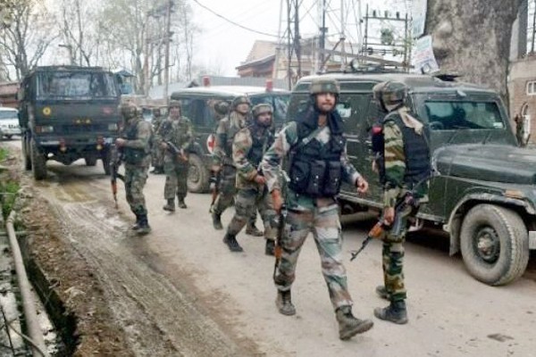 जम्मू कश्मीर के शोपियां में सुरक्षाबलों के साथ मुठभेड़ में 2 आतंकी ढेर