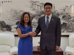  चीन के राजदूत क्यूई झेनहोंग ने कोलंबो में अपनी अमेरिकी समकक्ष जूली चुंग से की मुलाकात 